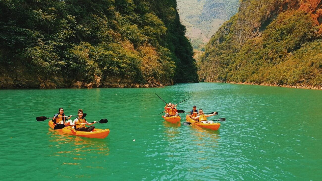 Chèo thuyền Kayak hấp dẫn giới trẻ khi đến với Hạ Long